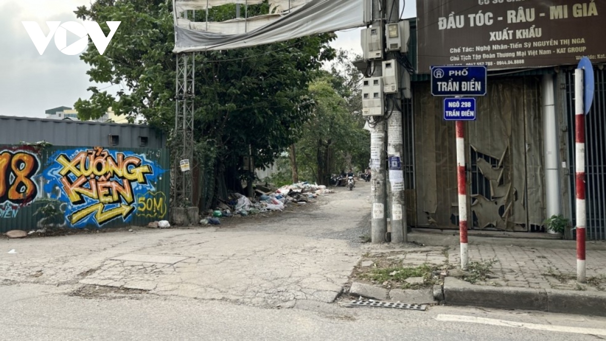 Rác thải ngập mương tiêu nước khu dân cư ở Định Công, Hà Nội